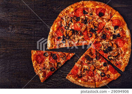 Pizza with mozzarella cheese, pepperoni Pizza with mozzarella cheese, pepperoni 29094906
