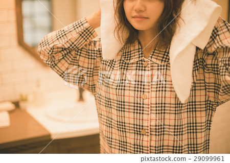 drying with towel, just out of the bath, wipe 29099961