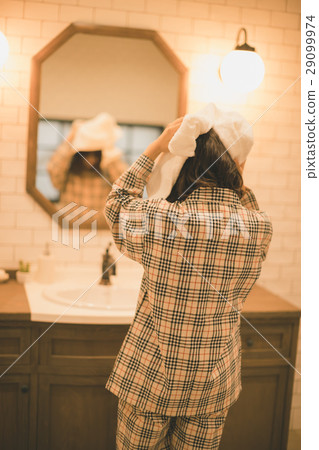 drying with towel, just out of the bath, wipe 29099974