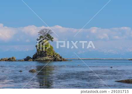 Female rocks on the Ameyahi coast and Tateyama mountain range Female rocks on the Ameyahi coast and Tateyama mountain range 29101715
