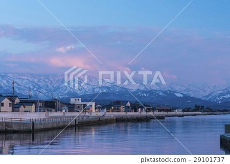 黑部漁港和立山山脈在黃昏 29101737