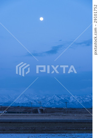 Full moon and Tateyama mountain range 29101752