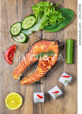 Grilled salmon with vegetables 29114906