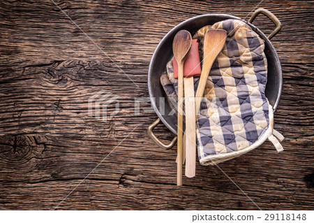 Top of view on Vintage kitchen utensils on table. 29118148