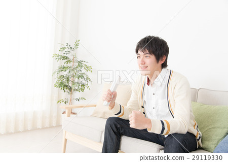 男人在看電視 男人在看電視 29119330
