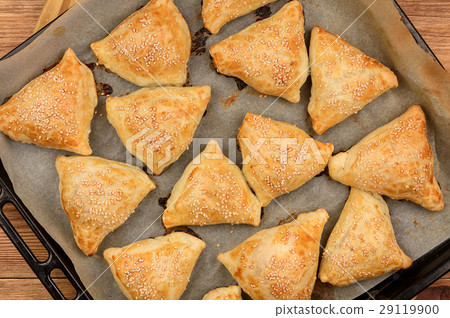 Puff pastries with meat (samosa) 29119900