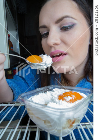 hungry woman eats 29121256