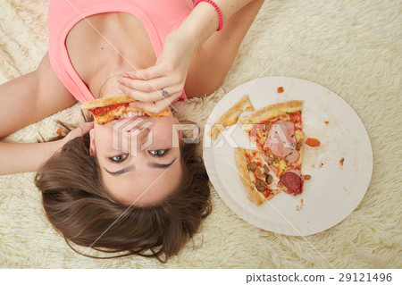girl with pizza 29121496