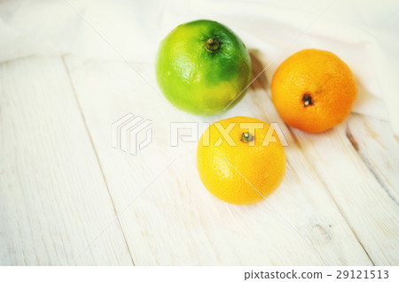 Whole and peeled tangerines Whole and peeled tangerines 29121513