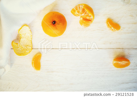 Whole and peeled tangerines 29121528