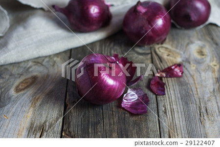 Red onions in the husk Red onions in the husk 29122407