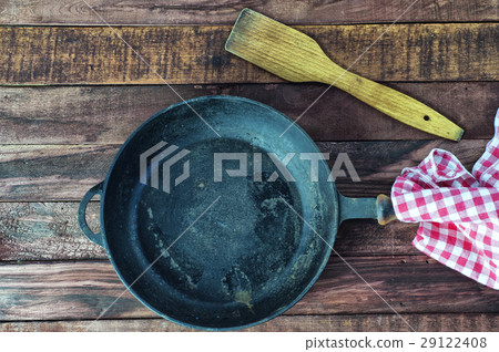 Large empty black cast iron pan 29122408