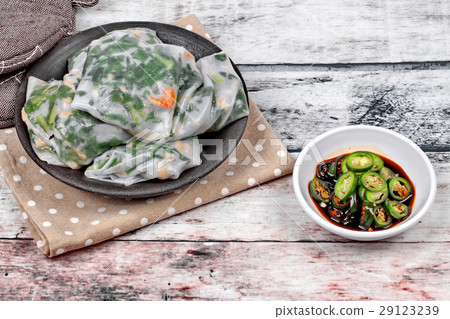 Steamed Dumpling stuffed with garlic chives . 29123239