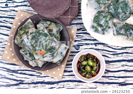 Steamed Dumpling stuffed with garlic chives  29123250