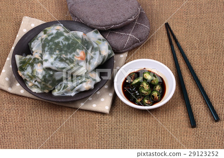 Steamed Dumpling stuffed with garlic chives Steamed Dumpling stuffed with garlic chives 29123252