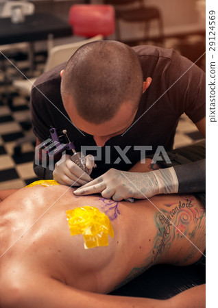 Male tattooist making tattoo on female body - Stock Photo [29124569] - PIXTA