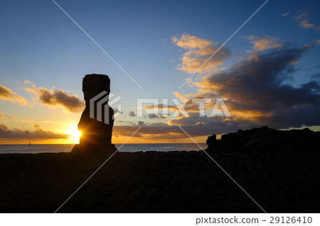 Moai statue ahu akapu at sunset, easter island 29126410