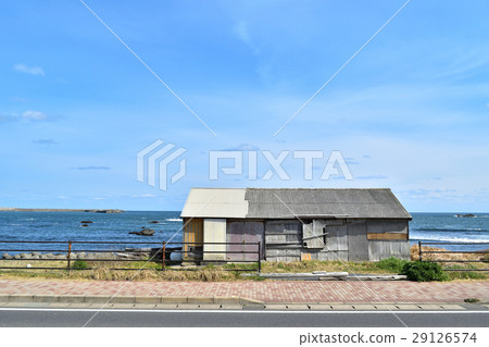 Ocean coast shed and the Pacific Ocean 29126574