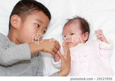 5歲和0歲的兄弟姐妹 5歲和0歲的兄弟姐妹 29127050
