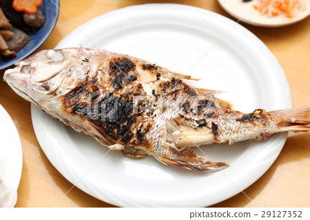 鹽烤鯛魚排隊在桌子上 鹽烤鯛魚排隊在桌子上 29127352