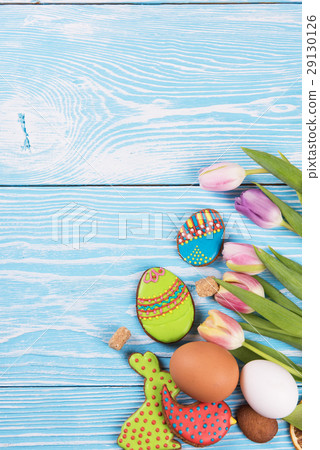 Tulips and gingerbread cookies 29130126