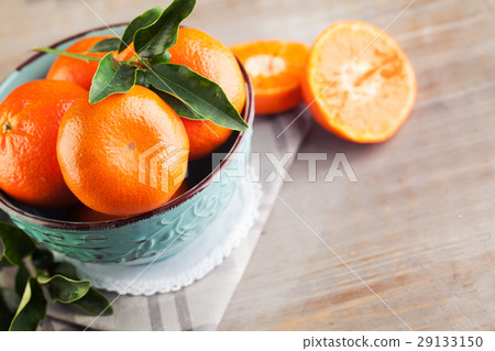 Fresh Tangerines with Green Leaves Fresh Tangerines with Green Leaves 29133150