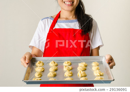 Woman holding fresh cookies for baking 29136091