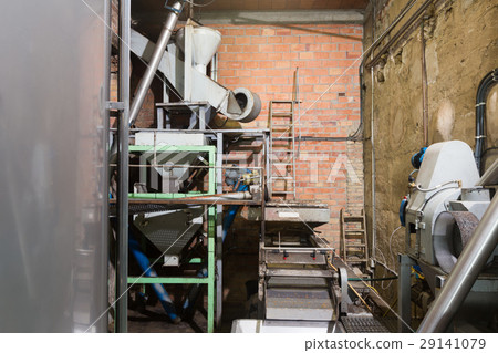 Mechanisms for olive oil processing . 29141079