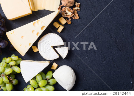 cheese with grapes and walnuts 29142444