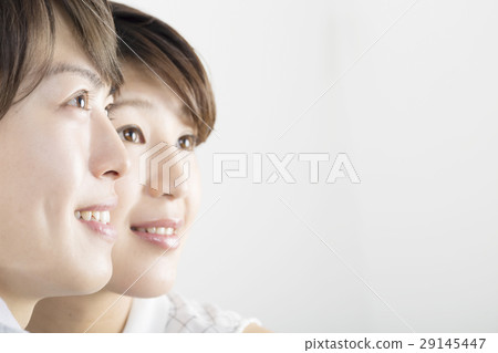 很遠看拷貝空間的愉快的夫婦圖像 29145447