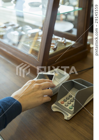 支付智能手機的女性手 29145559