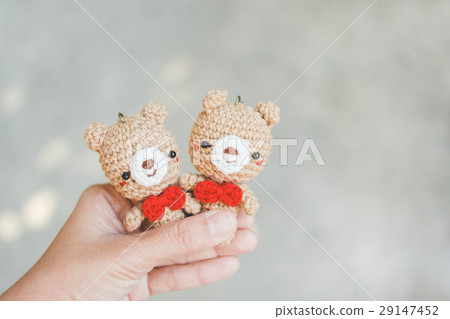 The couple bear doll in hand 29147452