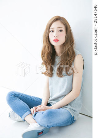 A hair salon image of a young woman A hair salon image of a young woman 29147646