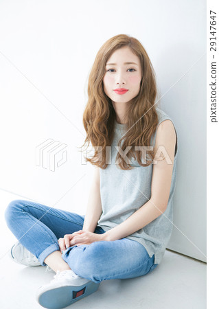 A hair salon image of a young woman A hair salon image of a young woman 29147647