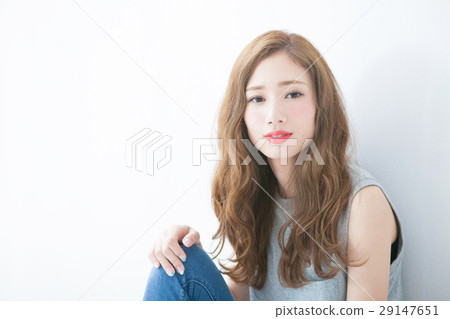 A hair salon image of a young woman A hair salon image of a young woman 29147651