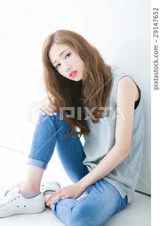 A hair salon image of a young woman A hair salon image of a young woman 29147652