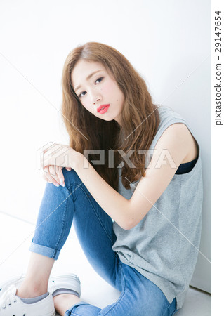 A hair salon image of a young woman A hair salon image of a young woman 29147654