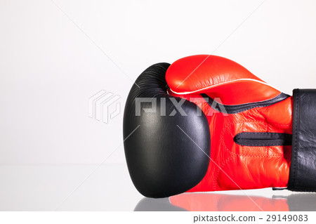 Red and black boxing gloves on a glass table 29149083