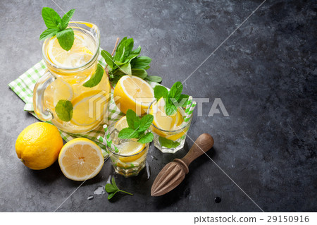 Lemonade with lemon, mint and ice 29150916