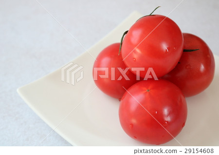 在板材的紅色蕃茄 在板材的紅色蕃茄 29154608
