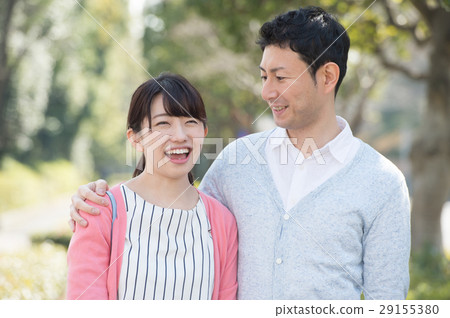 一對夫婦帶著戶外的微笑 29155380