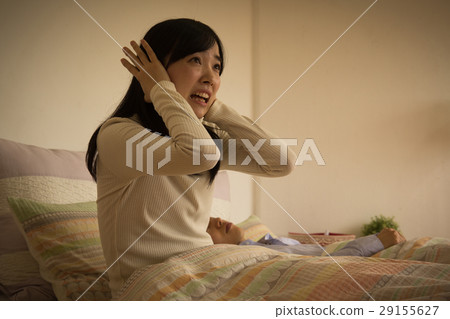 A woman whose sleepiness is noisy and sleepless A woman whose sleepiness is noisy and sleepless 29155627