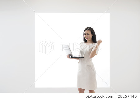 一個年輕的女人，在面板前擺出一台筆記本電腦的腸道 29157449