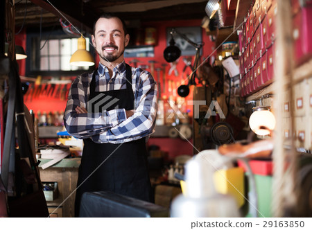 Male worker in leather workshop 29163850