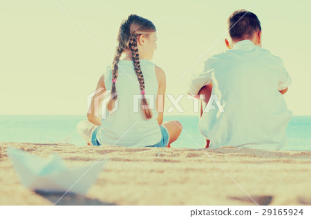 two kids sitting back 29165924