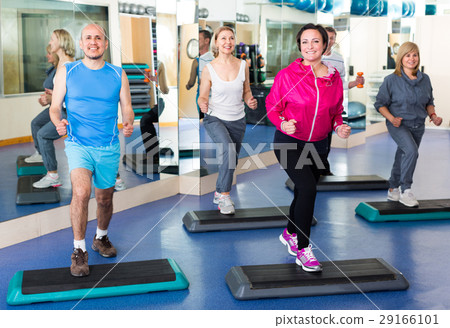 people do crossfit in a fitness club 29166101