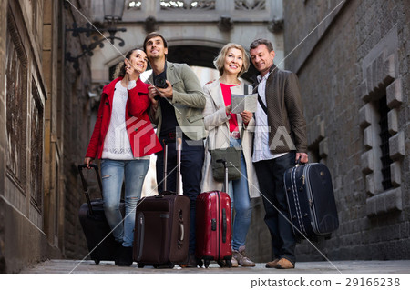 Portrait of tourists with map and baggage seeing the sights in European city 29166238