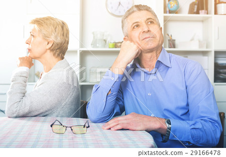 Mature couple decide family matters and find out relationship 29166478