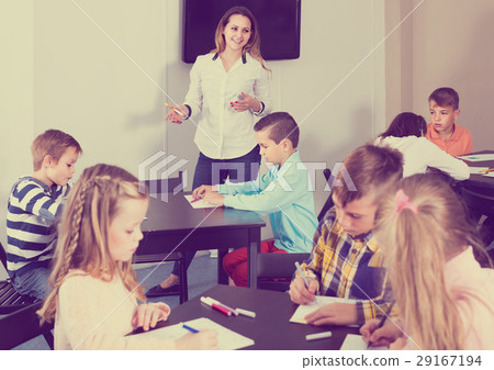 Children of elementary age having class of art Children of elementary age having class of art 29167194