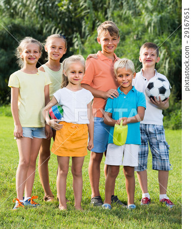 kids standing in park 29167651